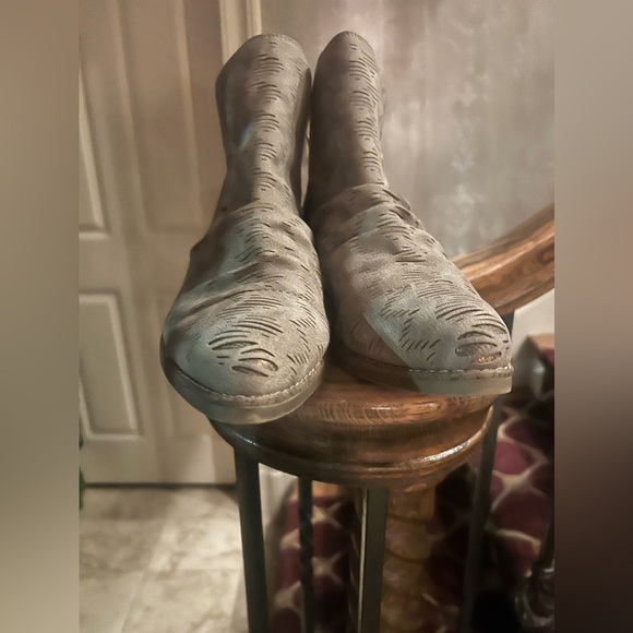 Blowfish NWOT never worn vegan ladies booty size size 10 gray with gold inlay - Picture 3 of 12